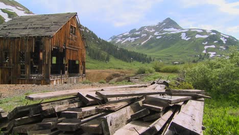 tiro de lapso de tiempo de una mina abandonada en las montañas rocosas de colorado