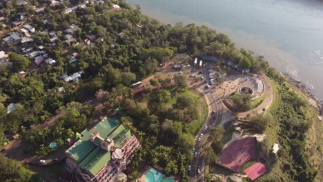 vuelo de dron hacia atrás frente a hito tres fronteras al monumento del río iguazú donde se encuentran brasil, argentina y paraguay