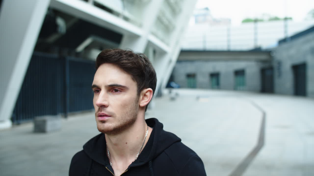 거리를  ⁇ 고 있는 섹시한 남자의 초상화. 도시 거리를  ⁇ 고 있는 잔인한 남자의 초상화.