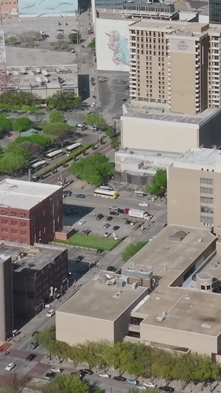 Observa el centro de Dallas desde arriba en un día soleado en Texas