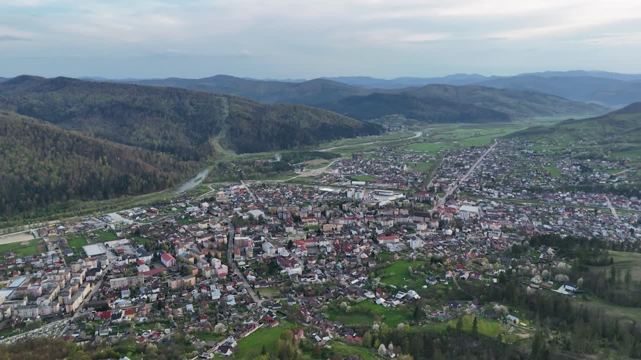 Video drone della città di Gura Humorului al tramonto