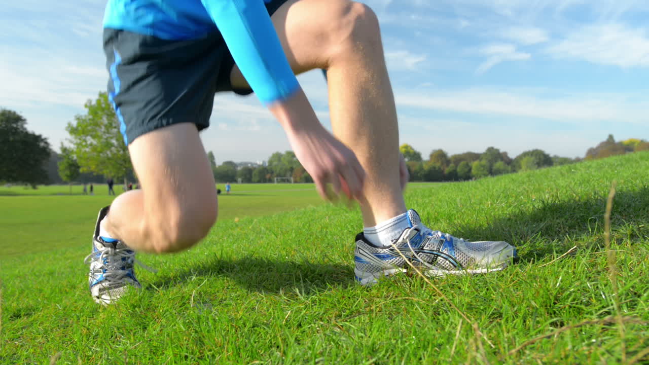 공원에서 야외에서 달리는 달리기 선수