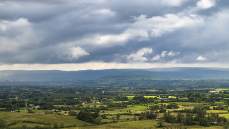 Lapso-De-Tiempo-Del-Paisaje-Agrícola-Rural-Con-Campos-De-Hierba-Y-Colinas-Durante-Un-Día-Lluvioso-De-Tormenta-En-Irlanda