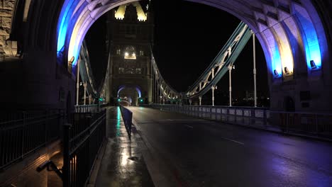 Empty-scenery-of-Tower-Bridge-in-London-at-night,-no-traffic-on-the-road-during-Covid-19-Coronavirus-pandemic-lockdown