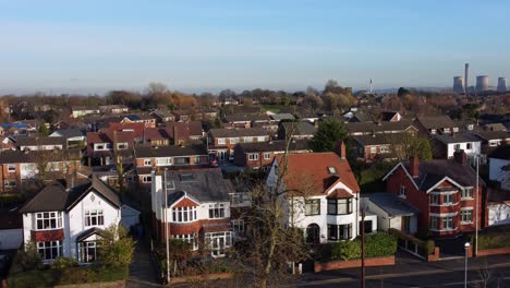 vista aérea casas caras de clase media británicas en barrios suburbanos rurales que se elevan sobre el horizonte del techo