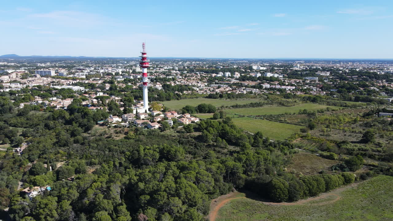 몬텔리에의 도시 확산과 중앙 라디오 타워.