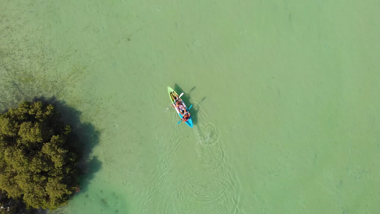 카약 타는 사람의 공중 새 시선 추적 샷