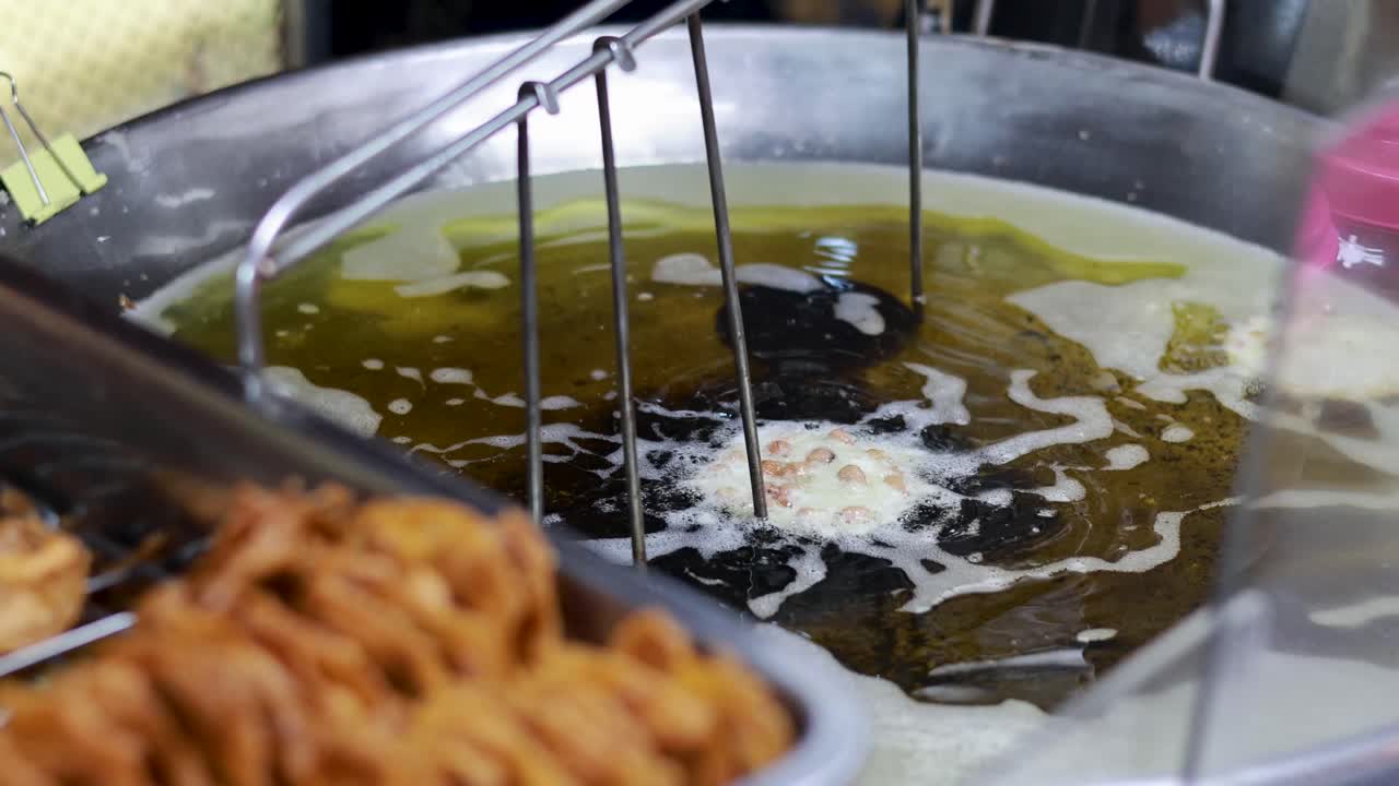 comida frita en el mercado flotante de bangkok