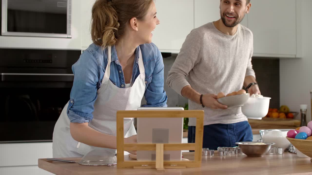 Jong stel bakt een taart voor Pasen.
