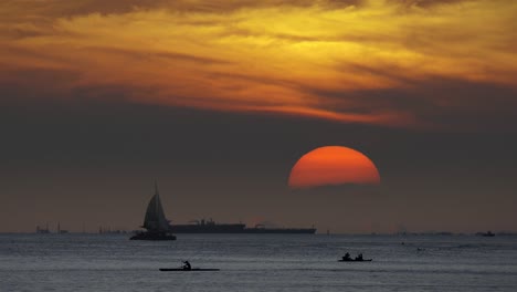 puesta de sol en waikiki en honolulu, hawai