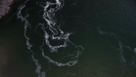 volando sobre la gran cascada laksforsen en noruega con el dji mavic mini