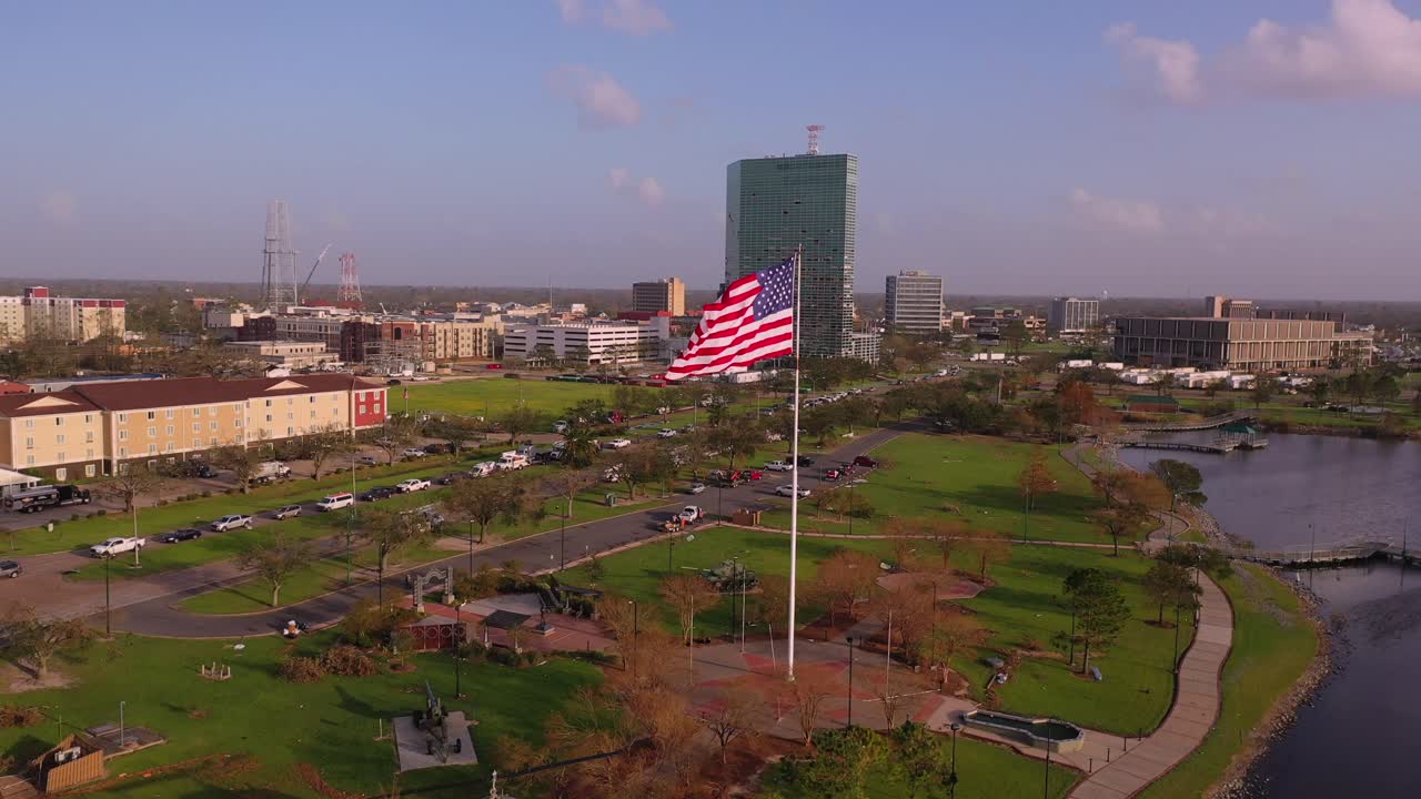 bandera estadounidense y parque conmemorativo de veteranos en el lago charles con el edificio capital one dañado en louisiana después del huracán laura