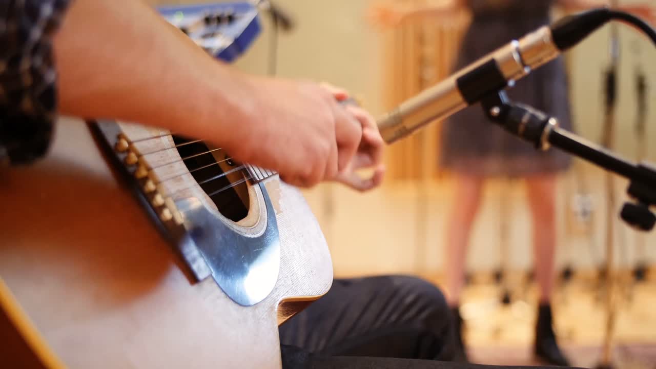 스튜디오 에서 공연 하는 음악 밴드