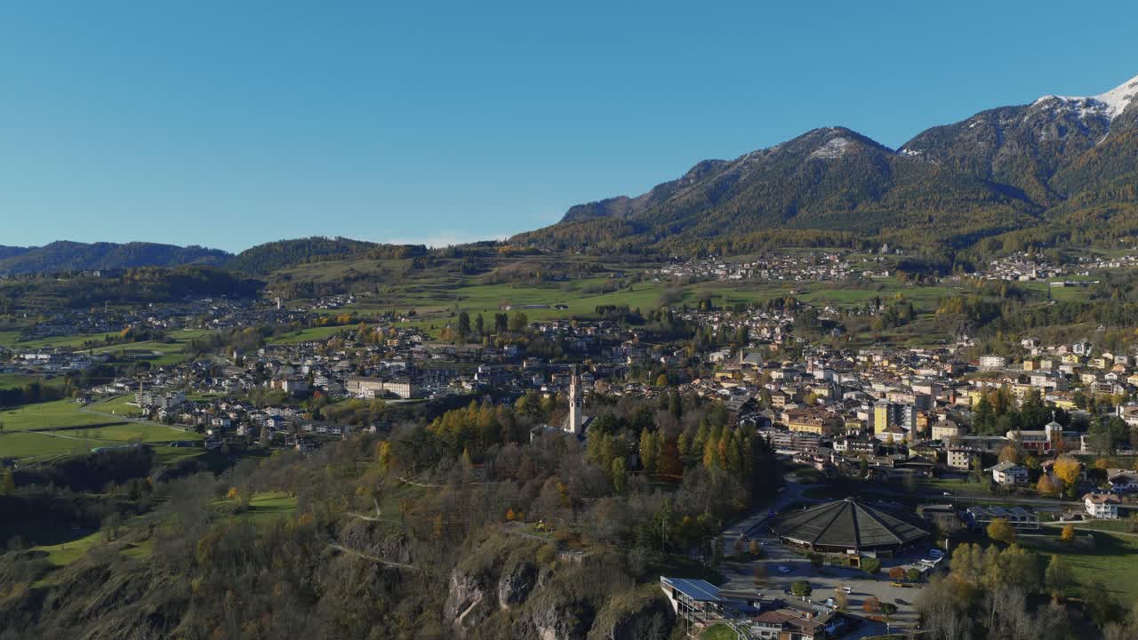 İtalya'nın Val di Fiemme, Dolomitler Bölgesi'ndeki Cavalese Köyü'nün Panoramik Görünümü. Drone çekimi.