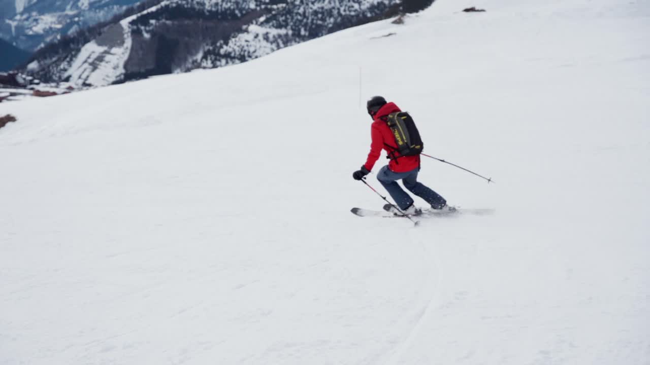 Sciatore che scende la pista facendo curve al rallentatore