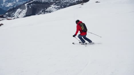Skifahrer,-Der-Den-Hang-Hinunter-Fährt-Und-In-Zeitlupe-Kurven-Macht