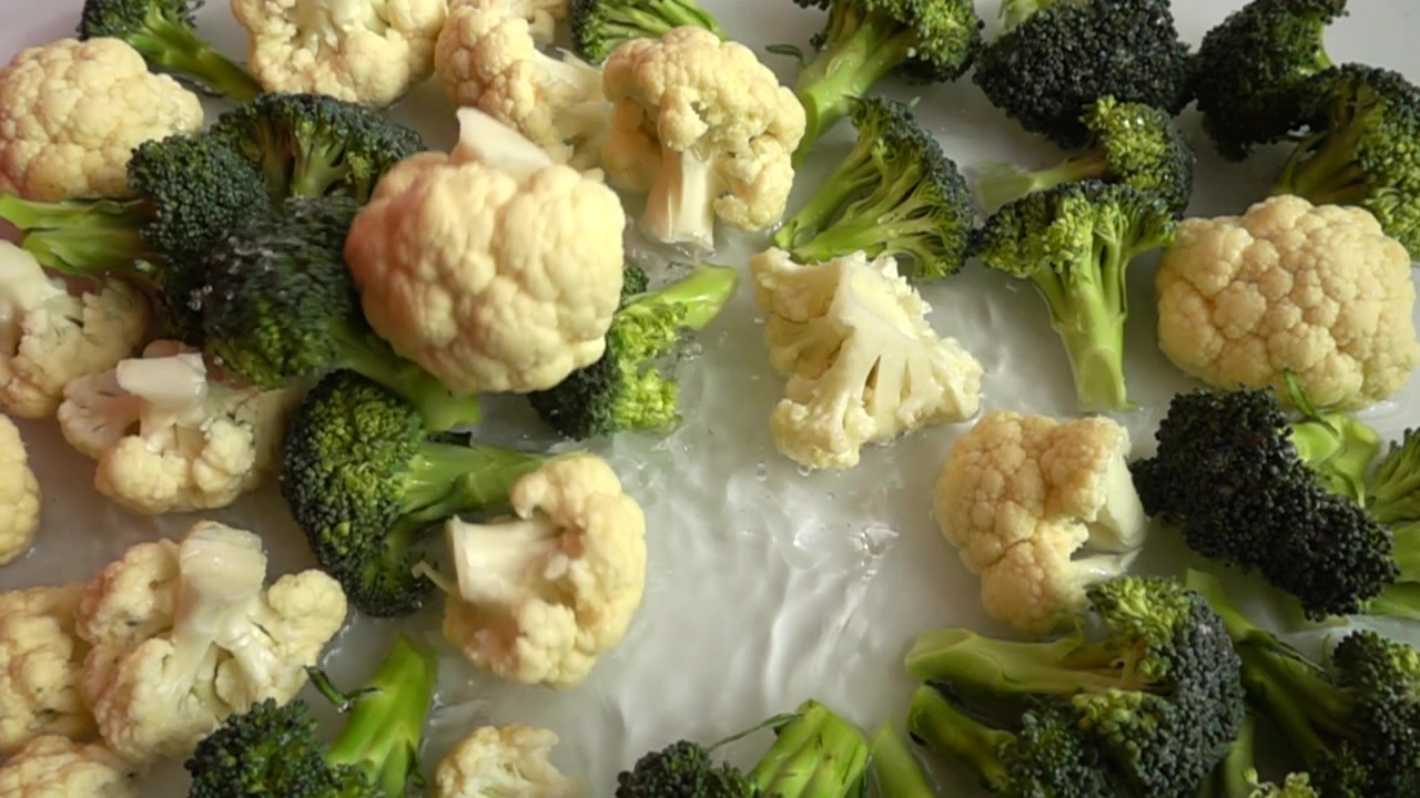 Broccoli e cavolfiore maturi. Slow motion