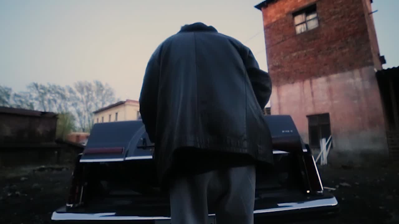 자동차 트크를 열고 있는 남자