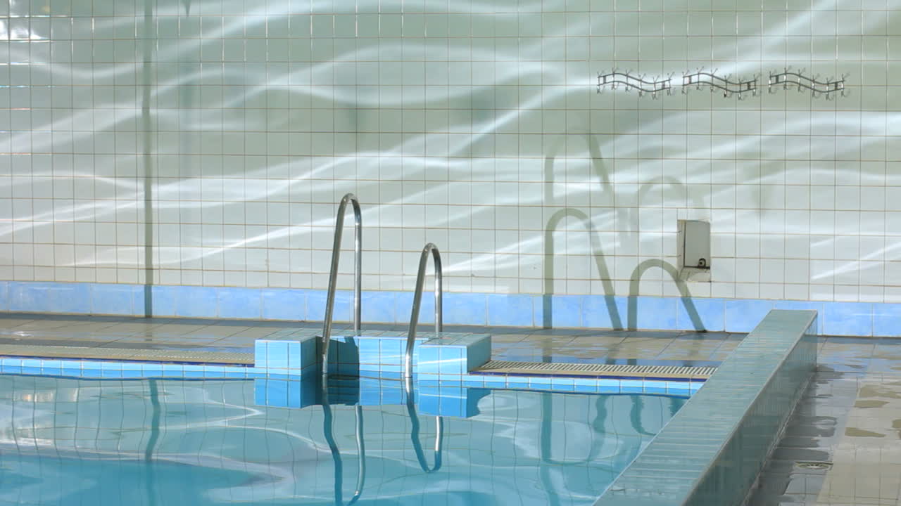 수영장 벽 에 부드럽게 물 이 반사 되는 것