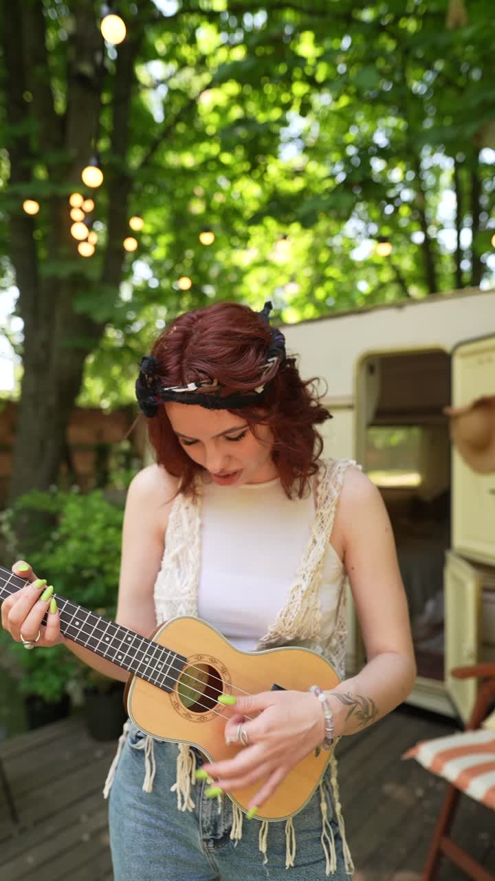 mujer tocando el ukulele al aire libre
