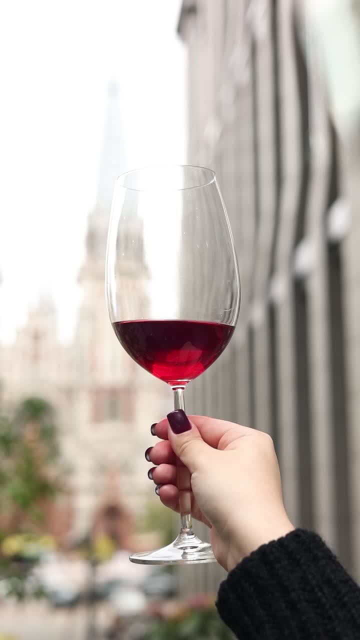 Godersi un Vino Rosso in Città