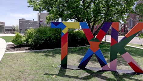 TXK-Schild-An-Der-Staatsgrenze-Von-Texas-Und-Arkansas-In-Texarkana-Mit-Gimbal-Videoschwenk-Von-Links-Nach-Rechts