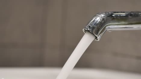 agua que fluye de un grifo