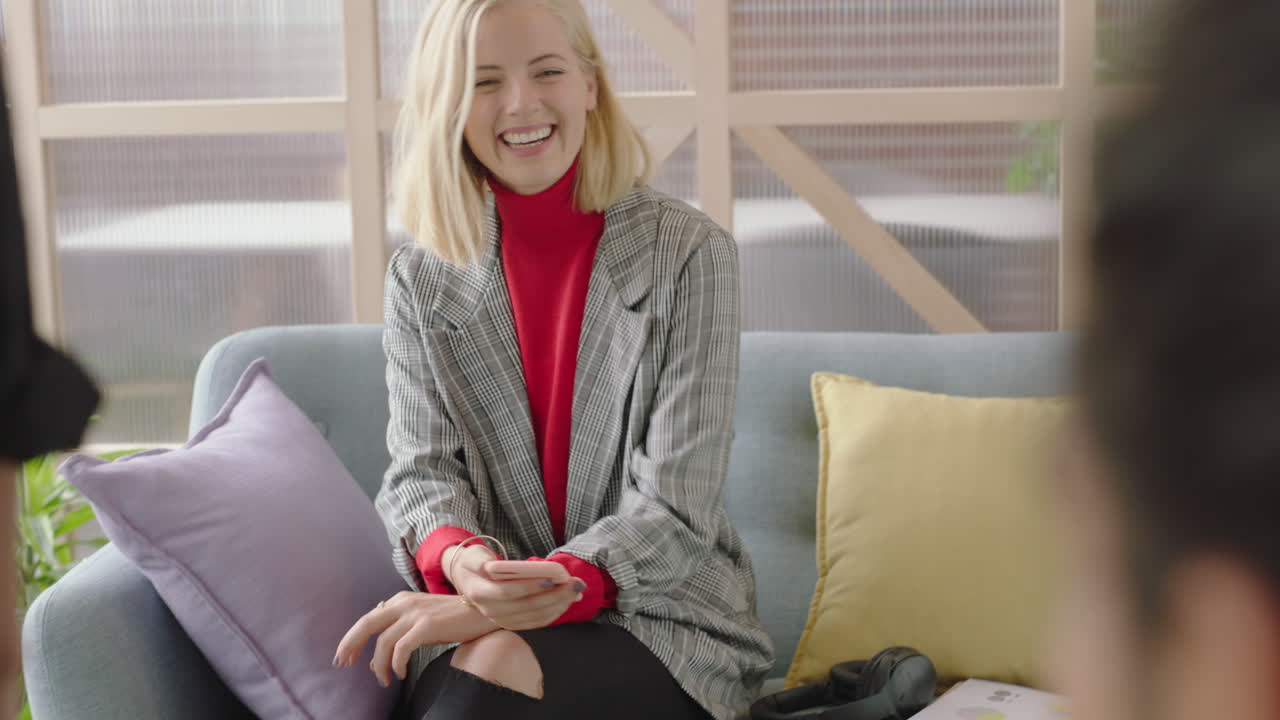 태블릿 컴퓨터를 사용하는 사업가 화면에서 데이터를 검색하는 동료들과 만나 고객과 악수를 즐기는 전문 사업가들이 협력하여 스타트업 사무실에서 파트너십을 계획합니다.