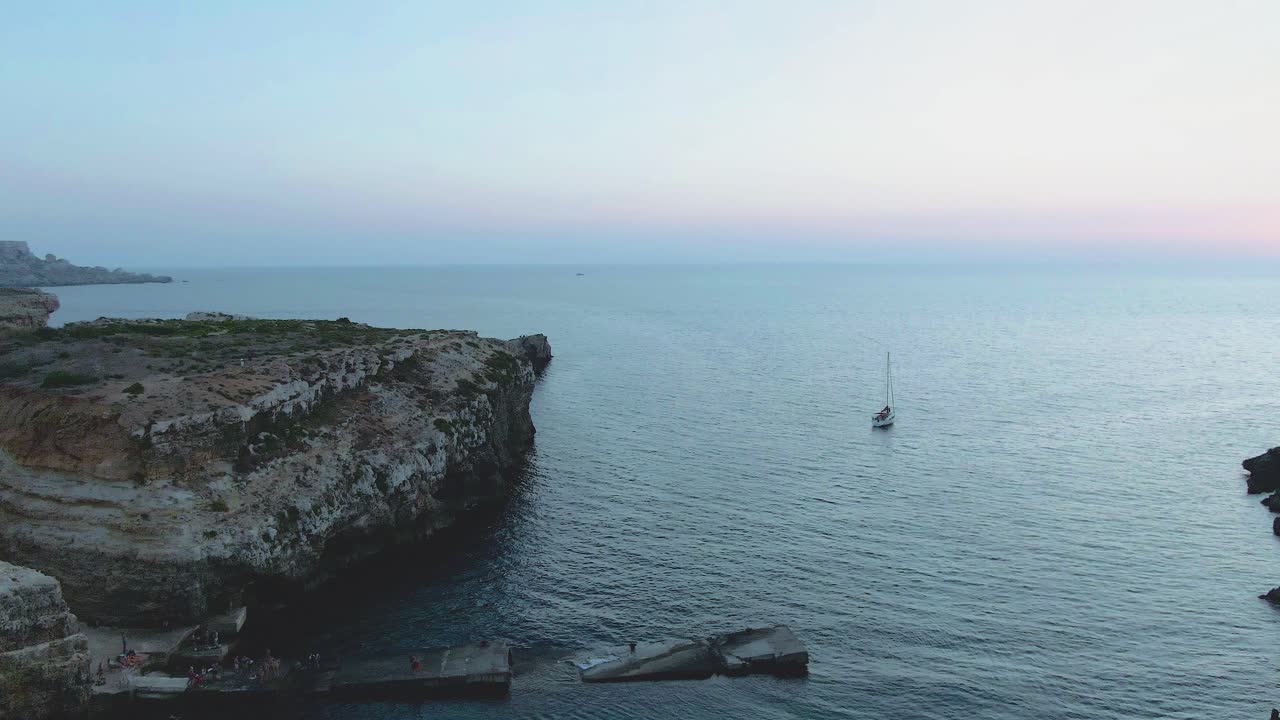 asombrosa vista aérea de la bahía del ancla y los acantilados durante la majestuosa puesta de sol