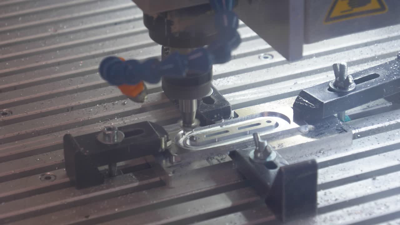 máquina de taladrar en pieza de metal