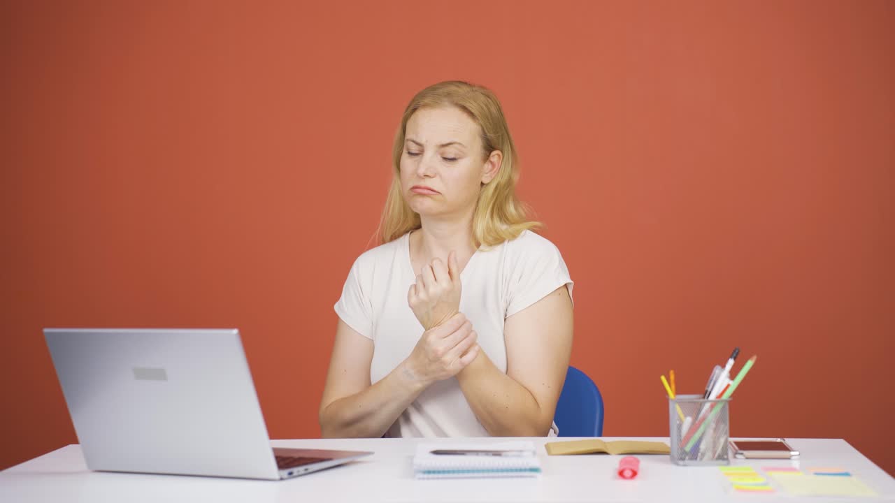 The wrist of the woman using a laptop hurts.