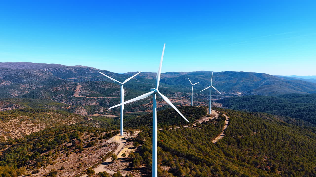 Alicante, Espanha, 8 de agosto de 2025: Vista aérea de parque eólico em montanhas verdes. Múltiplas turbinas eólicas gerando energia limpa em cristas arborizadas na paisagem rural espanhola.