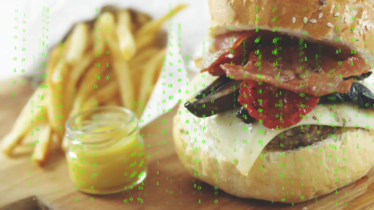La telecamera mette a fuoco, hamburger che si definisce, strati visibili, patatine fritte, cifre verdi che fluttuano per una pubblicità di cibo.