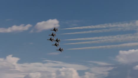 día nublado con aviones de combate