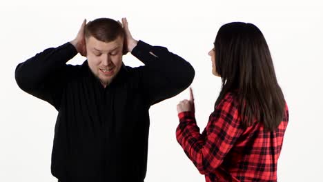 pareja discutiendo