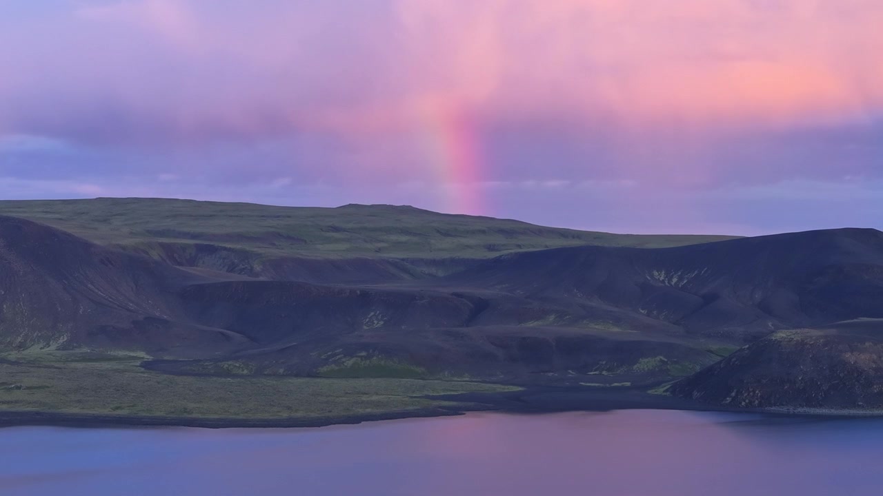 Un hyperlapse cattura un arcobaleno rosa sopra Kleifarvatn a Reykjanes, Islanda.