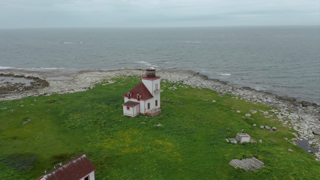 Faro abbandonato su un'isola, Terranova - Clip con drone