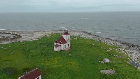 faro abandonado en la isla, terranova - clip de drones