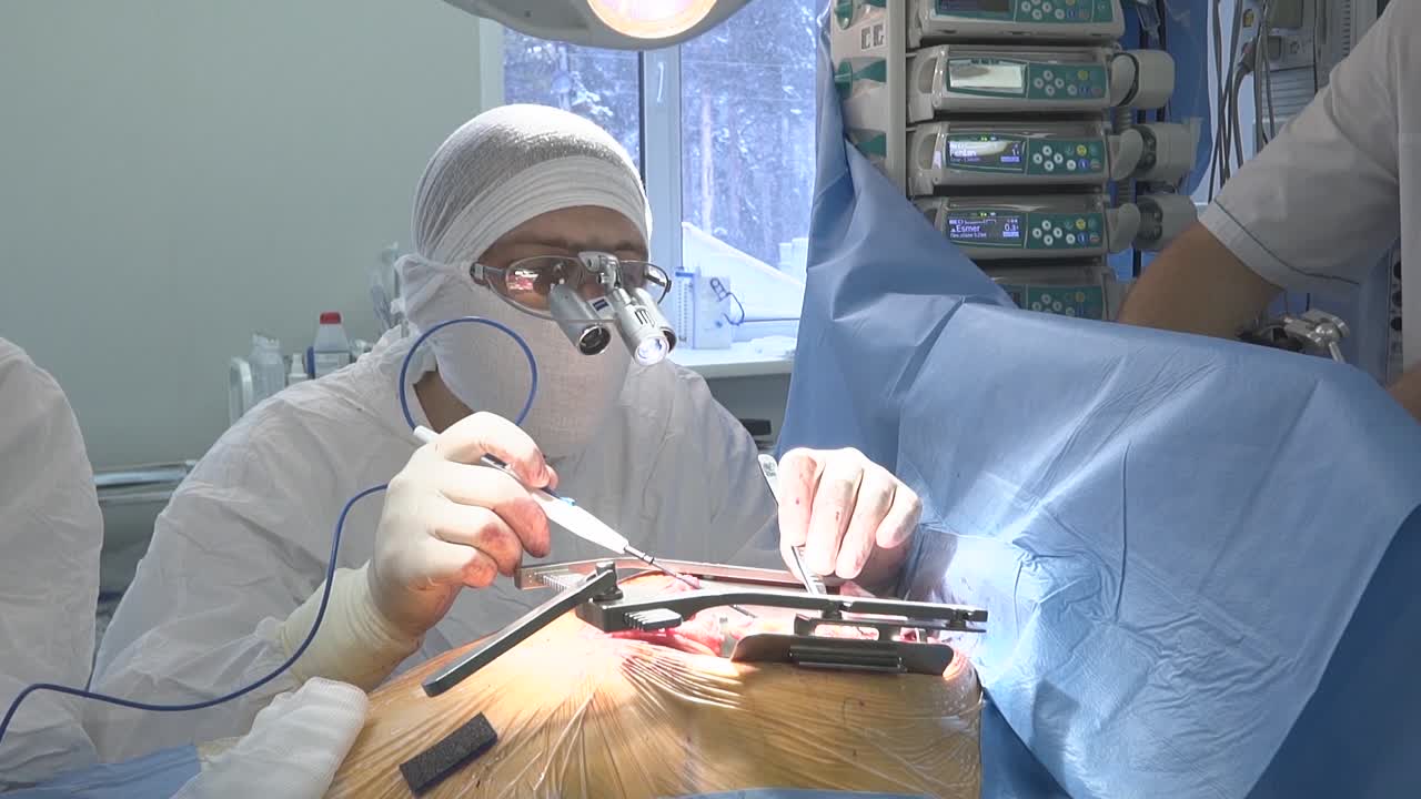 심장 수술 수술사는 응고기 도움으로 작업합니다.