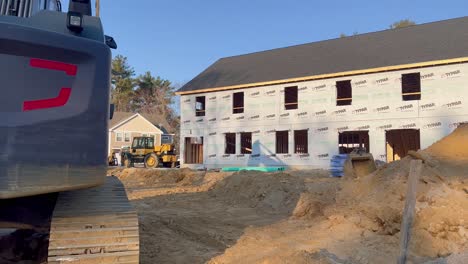 Großer-Bagger-Auf-Der-Baustelle-Einer-Neuen-Eigentumswohnung-Im-Bau