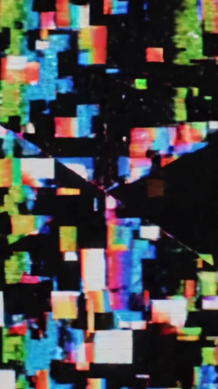 Un esame ravvicinato di strisce colorate in una composizione digitale astratta caratterizzata da blu vivaci, verdi e regioni scure a contrasto per un impatto visivo