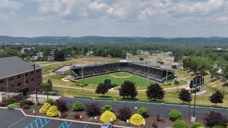 Ubicación-De-La-Serie-Mundial-De-Ligas-Menores-En-Williamsport,-Pennsylvania-Con-Video-De-Drones-Moviéndose-De-Derecha-A-Izquierda