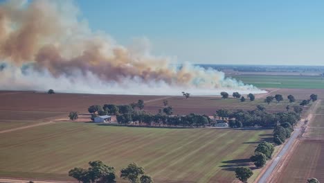 Luftaufnahme-Eines-Großen-Kontrollierten-Brandes-Auf-Einer-Farmkoppel