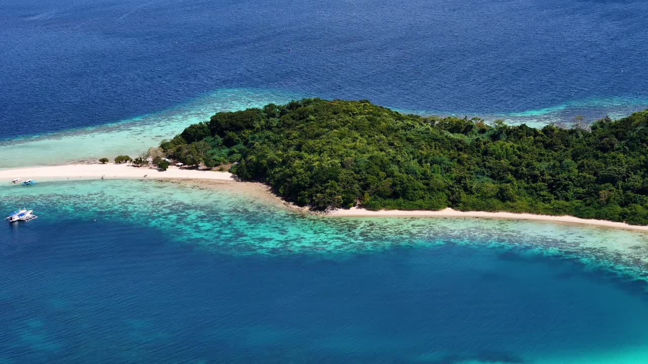 터키즈색 물이 있는 열대 섬 파라다이스