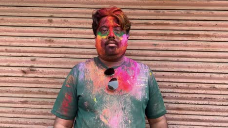 Nahaufnahme-Eines-Jungen-Mannes-Mit-Bunten-Farben-Auf-Seinem-Gesicht-Auf-Dem-Holi-Fest