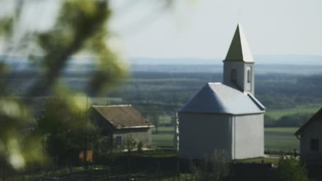 In--Und-Out-Fokussierung-Von-Aufnahmen-Einer-Auf-Dem-Land-Platzierten-Reformierten-Kirche-Mit-Goldenem-Dach