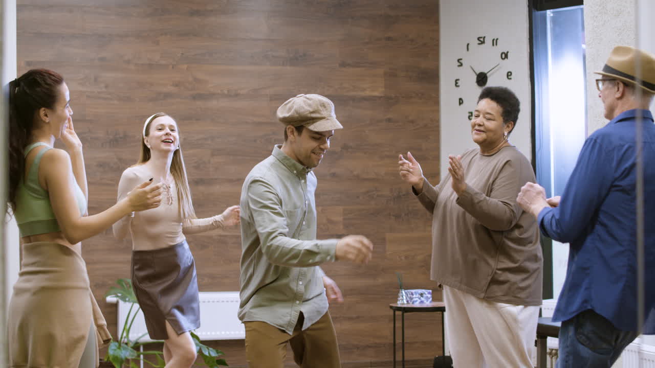 스윙 레슨을 받고 있는 학생들