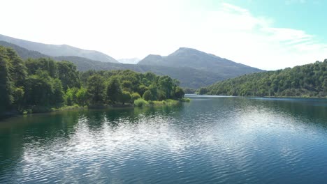 Dolly-Im-Flug-über-Den-Sonnenspiegelten-See-Steffen,-Umgeben-Vom-Wald-Des-Nationalparks-Nahuel-Huapi,-Patagonien,-Argentinien