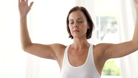 mujer relajándose con un movimiento de yoga