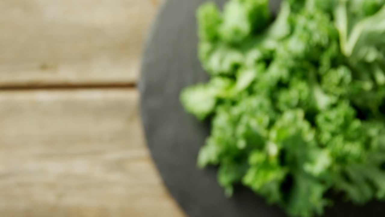 hojas de lechuga verde colocadas en una mesa de madera 4k 4k